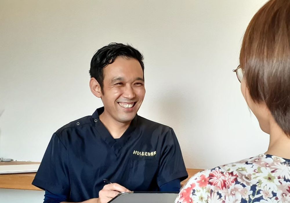 株式会社シェルパのスタッフが相談者と向き合い、笑顔で対応している様子