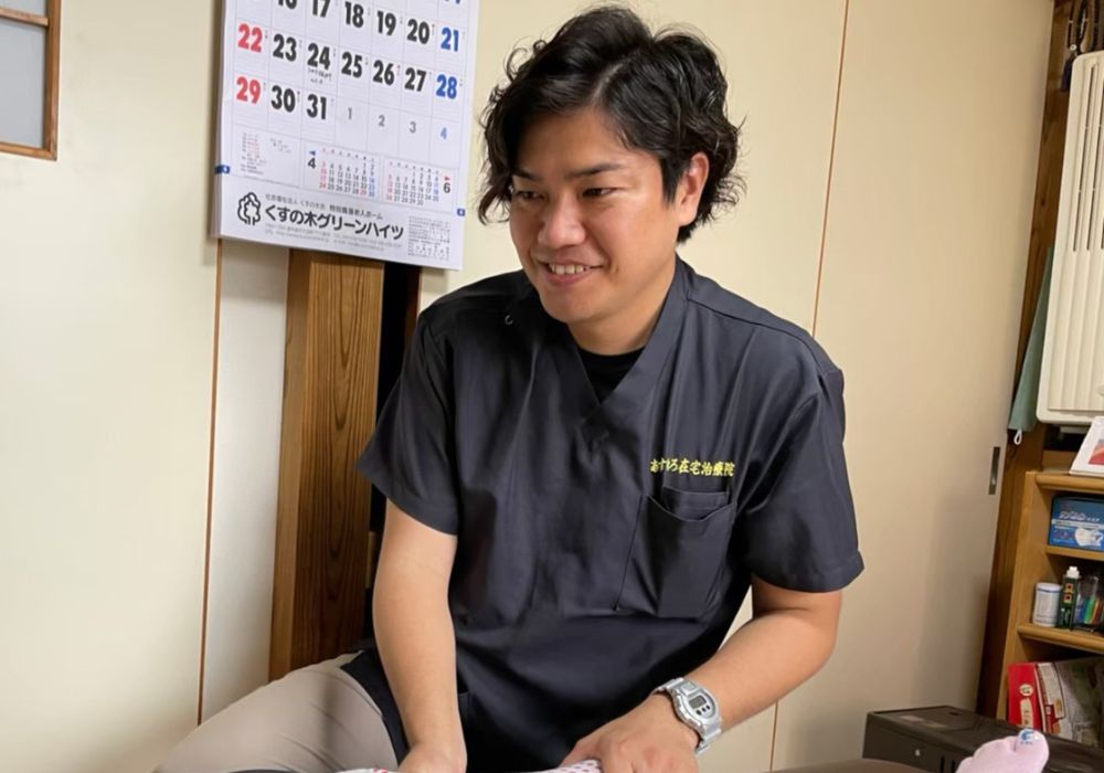 株式会社シェルパのスタッフが利用者に寄り添い、施術やサポートを行っている様子